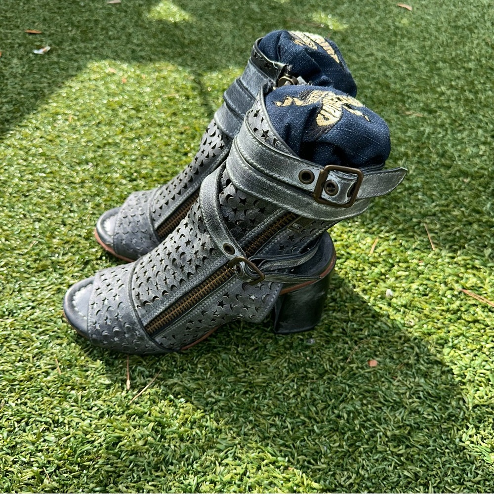 Freebird By Steven Yhrtesa Heeled Sandals Women’s SZ10 Gray Leather Bohemian Y2K - Picture 4 of 12